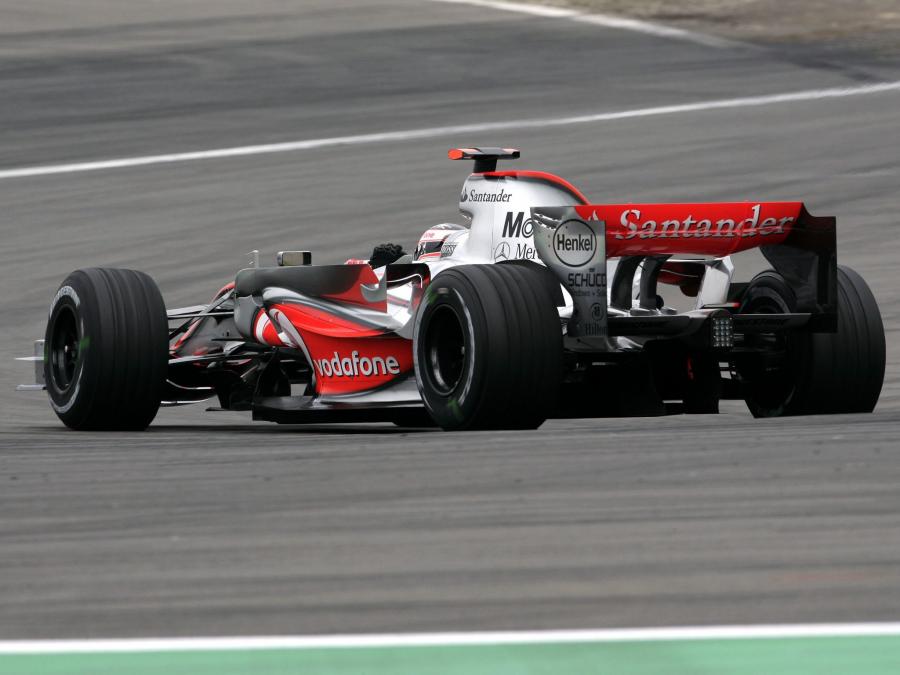  McLaren Mercedes-Benz MP4-22 2007 года  (фото 4 из 16)